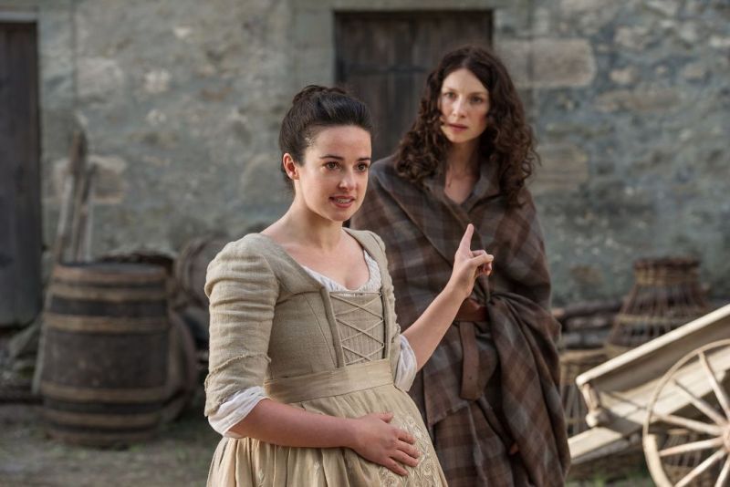  12... Lallybroch Episode-112-jenny-fraser-laura-donnelly-claire-randall-caitriona-balfe