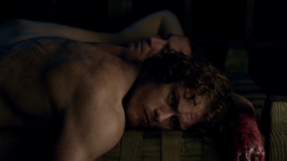 ¿Por qué 'Black Jack' Randall viola a Jamie Fraser? Outlander-s01e16-to-ransom-a-mans-soul-1080p-mkv_000197531