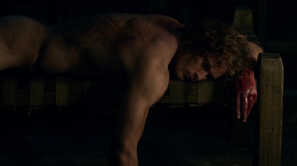¿Por qué 'Black Jack' Randall viola a Jamie Fraser? Outlander-s01e16-to-ransom-a-mans-soul-1080p-mkv_000223557
