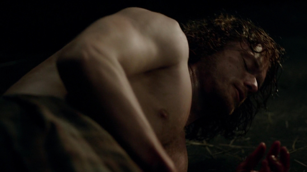 ¿Por qué 'Black Jack' Randall viola a Jamie Fraser? Outlander-s01e16-to-ransom-a-mans-soul-1080p-mkv_000740073