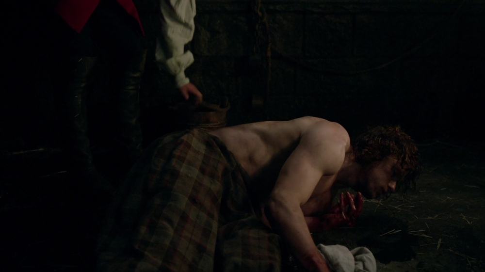 ¿Por qué 'Black Jack' Randall viola a Jamie Fraser? Outlander-s01e16-to-ransom-a-mans-soul-1080p-mkv_000744077