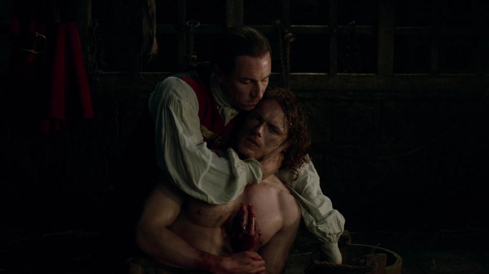 ¿Por qué 'Black Jack' Randall viola a Jamie Fraser? Outlander-s01e16-to-ransom-a-mans-soul-1080p-mkv_000766099