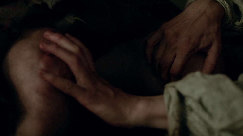 ¿Por qué 'Black Jack' Randall viola a Jamie Fraser? Outlander-s01e16-to-ransom-a-mans-soul-1080p-mkv_000886219