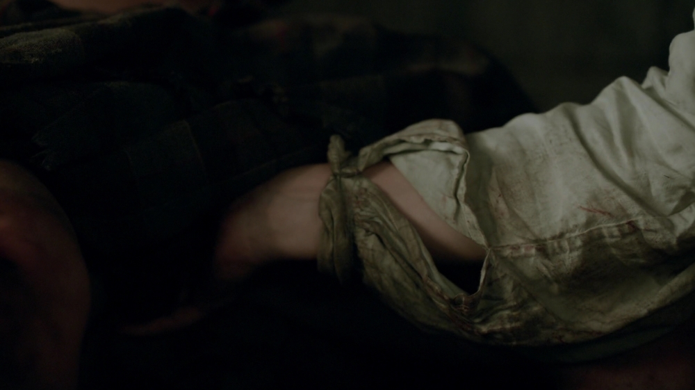 ¿Por qué 'Black Jack' Randall viola a Jamie Fraser? Outlander-s01e16-to-ransom-a-mans-soul-1080p-mkv_000904237