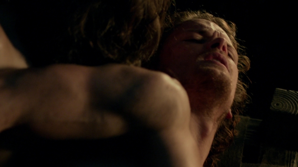 ¿Por qué 'Black Jack' Randall viola a Jamie Fraser? Outlander-s01e16-to-ransom-a-mans-soul-1080p-mkv_002706079